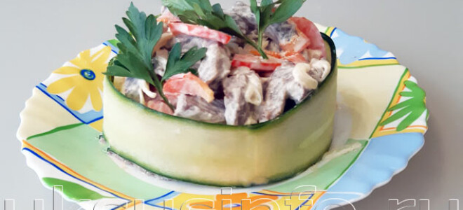 Простой салат из говядины с маринованным луком и болгарским перцем
